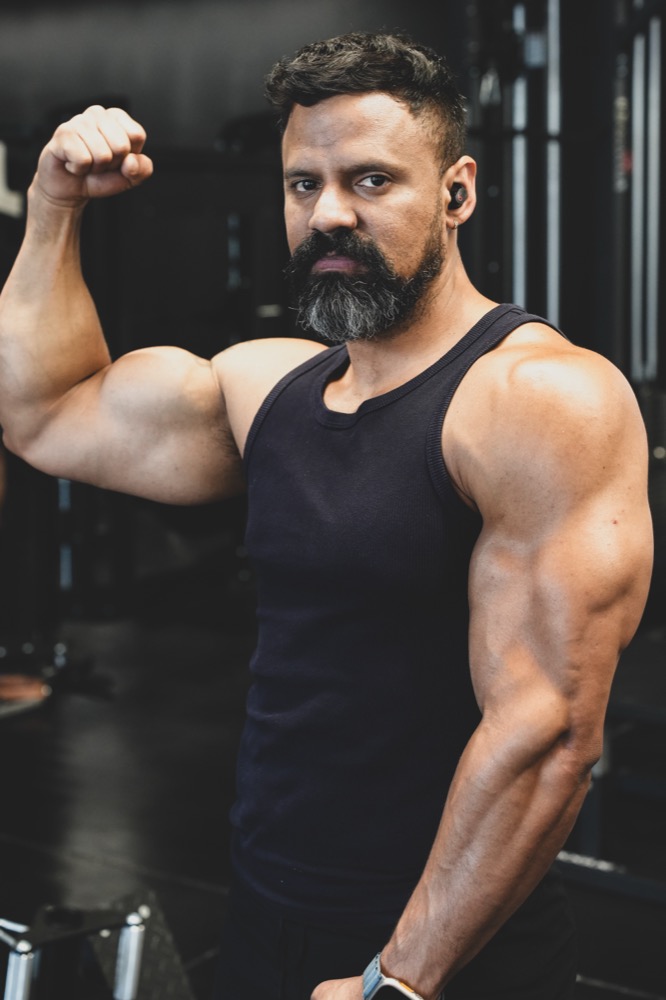 Daniel Soto en pose de fuerza